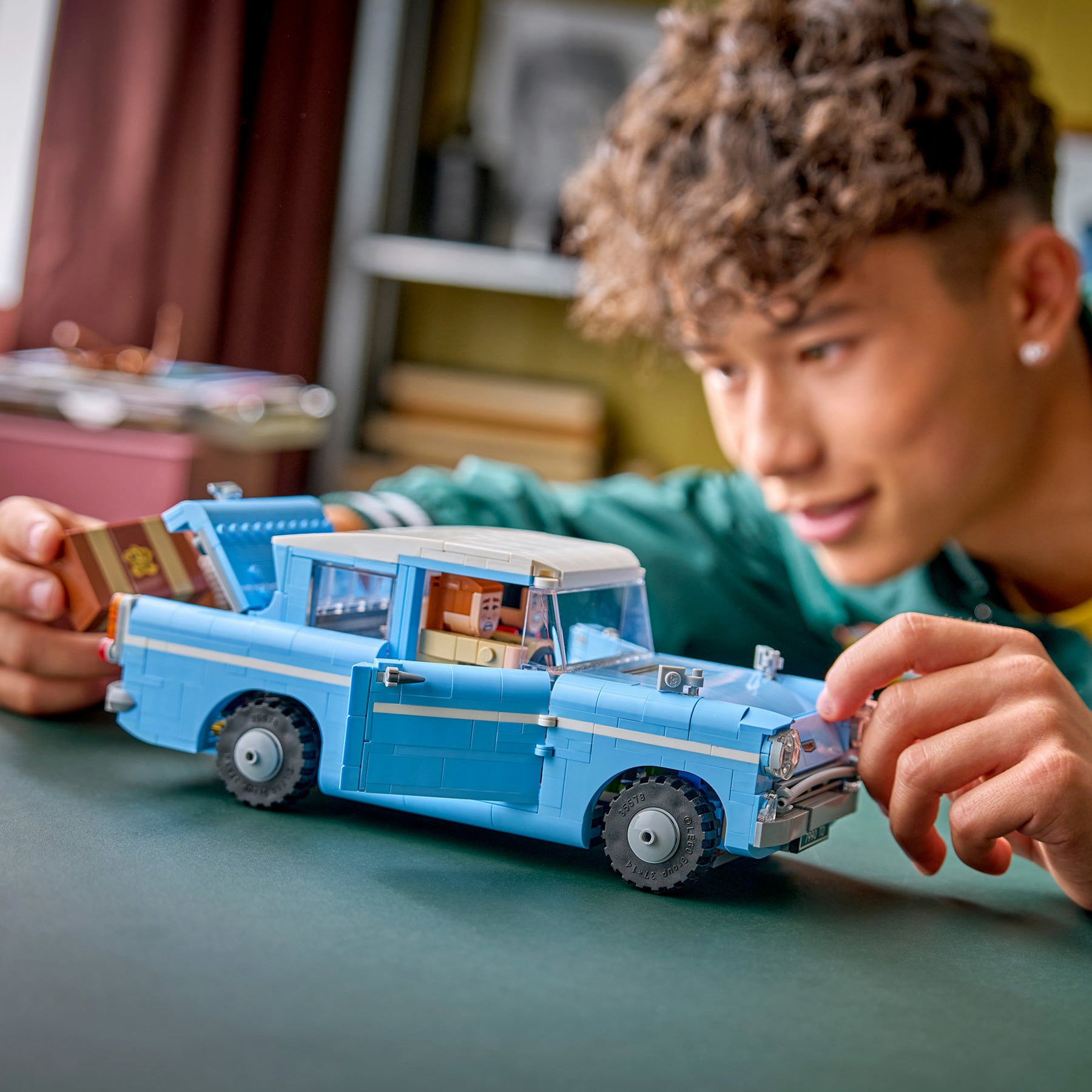 Enchanted Flying Ford Anglia LEGO | Harry Potter Shop