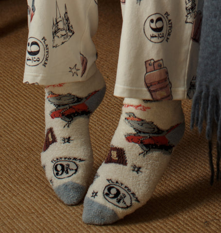 https://harrypottershop.com/cdn/shop/files/Lounge23_Lifestyle_Socks_large.jpg?v=1697464387